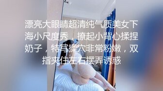 漂亮大眼睛超清纯气质美女下海小尺度秀，撩起小背心揉捏奶子，特写揉穴非常粉嫩，双指夹住左右摆弄诱惑